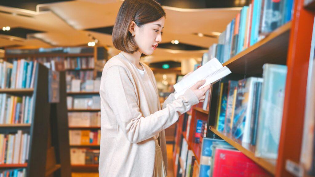 Frau im Buchhandel