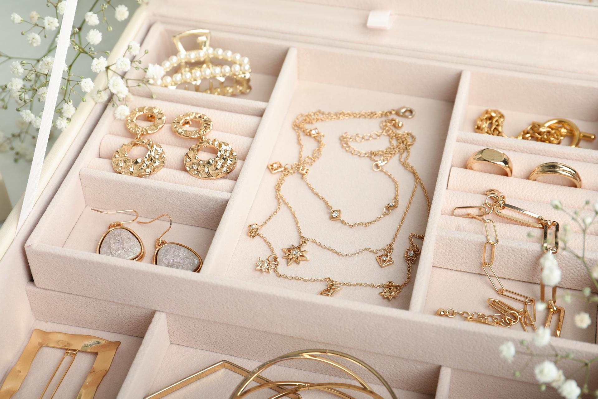 Goldschmuck in Schmuckkästchen arrangiert | Eheringe Gold

