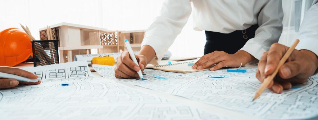 Architekten arbeiten gemeinsam an Stadtplänen im Büro | dauerhafte Straßenreparatur