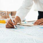 Architekten arbeiten gemeinsam an Stadtplänen im Büro | dauerhafte Straßenreparatur