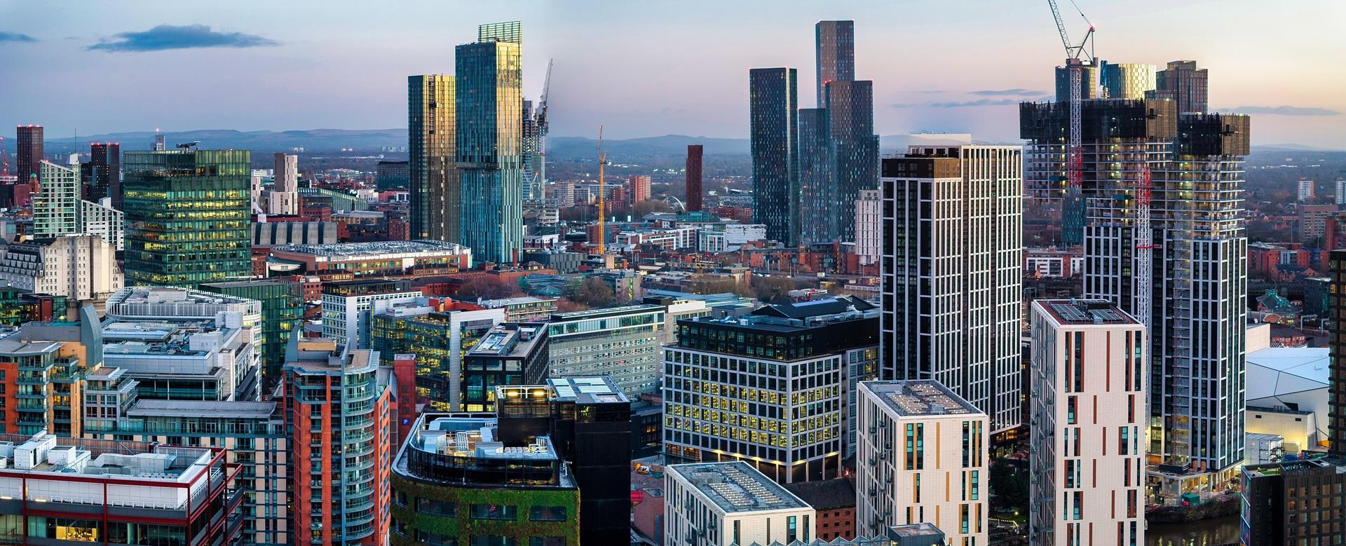 Panoramablick auf moderne Skyline im Abendlicht | dauerhafte Straßenreparatur